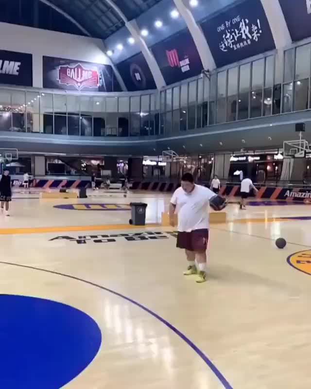 （胖小伙子）胖小伙这套骚操作什么水平？有多少吧友能流畅的做出来？