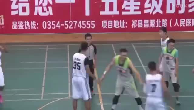 不行了，笑的肚子疼！这两队球员的脑瓜估计都嗡嗡的吧