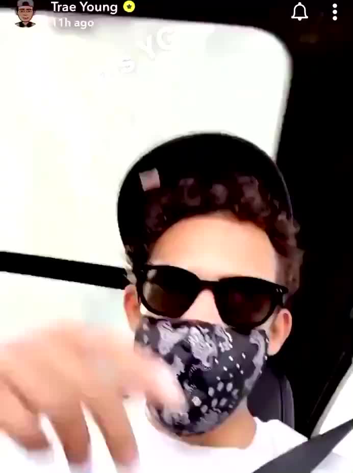 （特雷·扬）摇头晃脑！特雷-杨晒车载音乐：F**K 特朗普