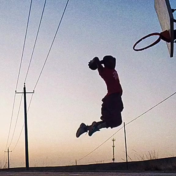 （厉害了!小伙子这些扣篮什么水平啊）厉害了！小伙子这些扣篮什么水平？