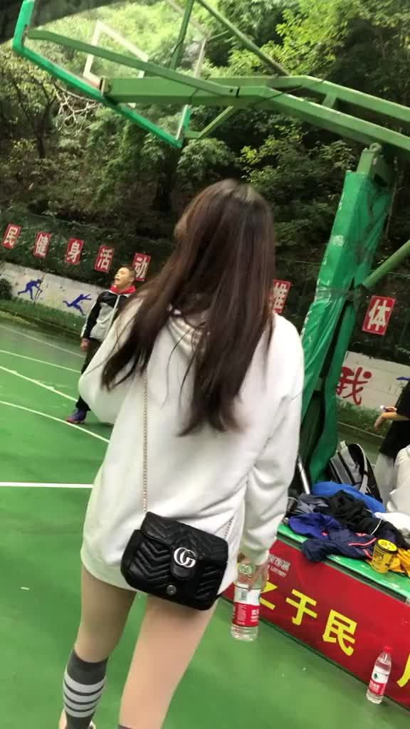 （去球场看男友打球）羡慕吗？小姐姐这是到球场看男朋友打球吗？