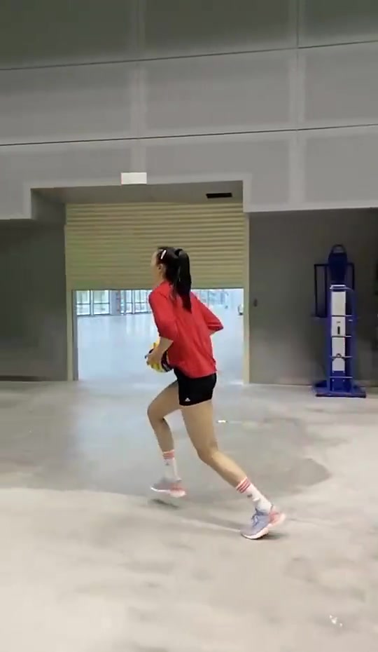 （张常宁排球视频）姑娘真是高啊！张常宁上演花式排球扣篮秀