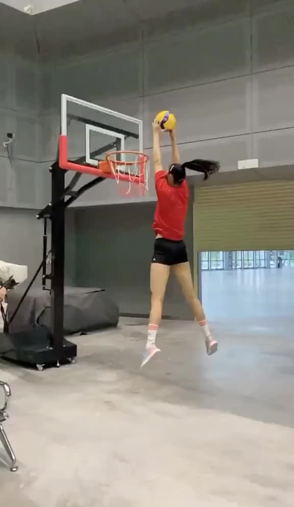 （张常宁打排球视频）瞧这大长腿！张常宁上演排球大灌篮