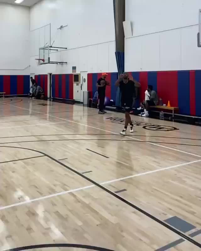 (绿色的发带)绿色发带暗示什么?保罗在近期训练中双手暴扣