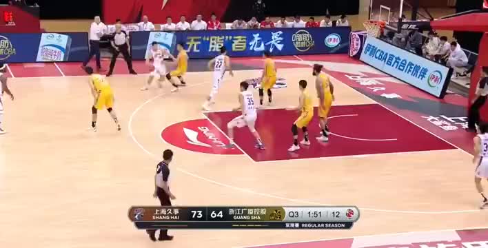 （广厦朱俊龙微博）残暴！广厦队朱俊龙抢断后隔扣状元区俊炫