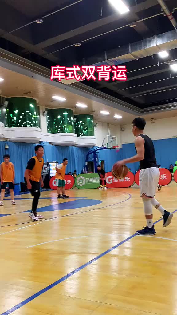 （打球像库里）有没有内味？小伙子打球神似库里