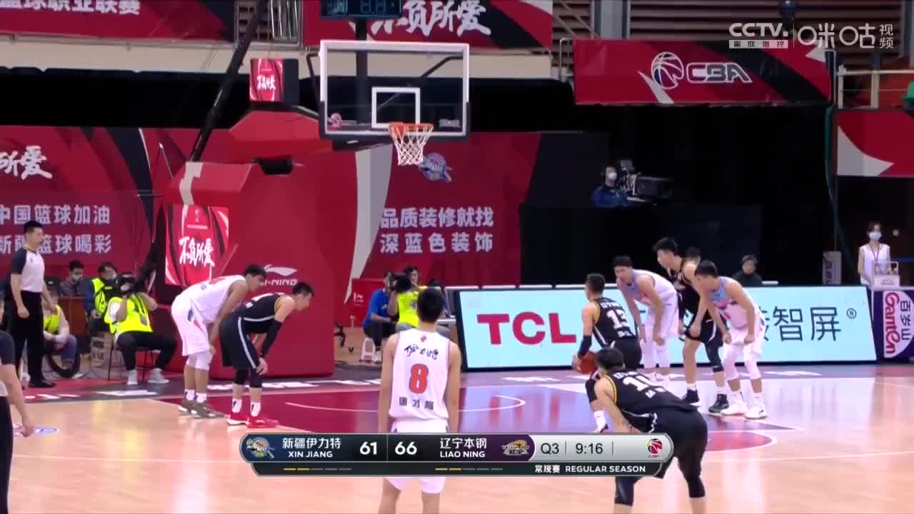 （郭艾伦罚款）低级失误！郭艾伦罚球时间过长被判违例