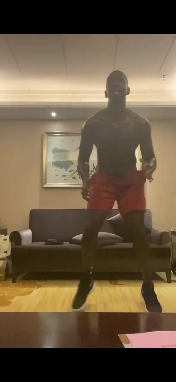 （福建尼克尔森2020）福建大外尼克尔森隔离生活 酒店里练运球&学习中文不能停