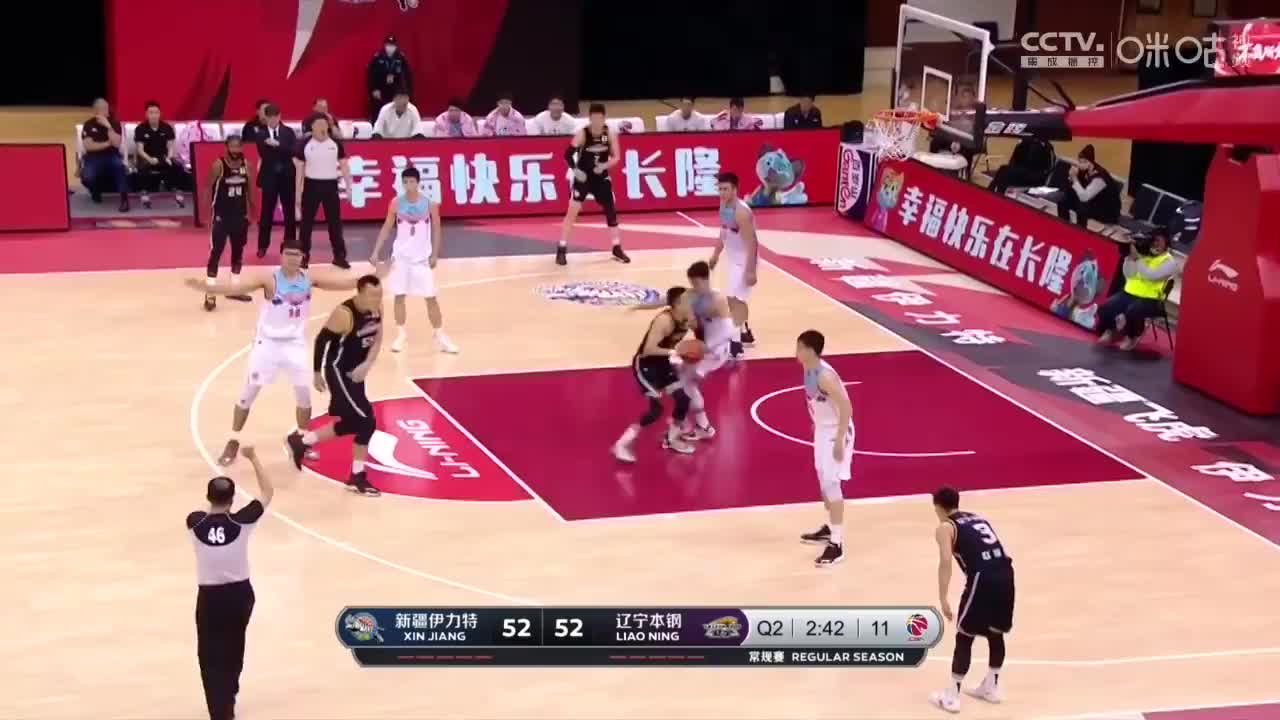 （郭艾伦是于德豪的替补）充满火药味！郭艾伦和于德豪篮下肢体纠缠小摩擦