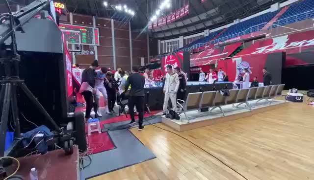 脚踝及跟腱疑似有痛感！周琦暂时在场边接受队医检查