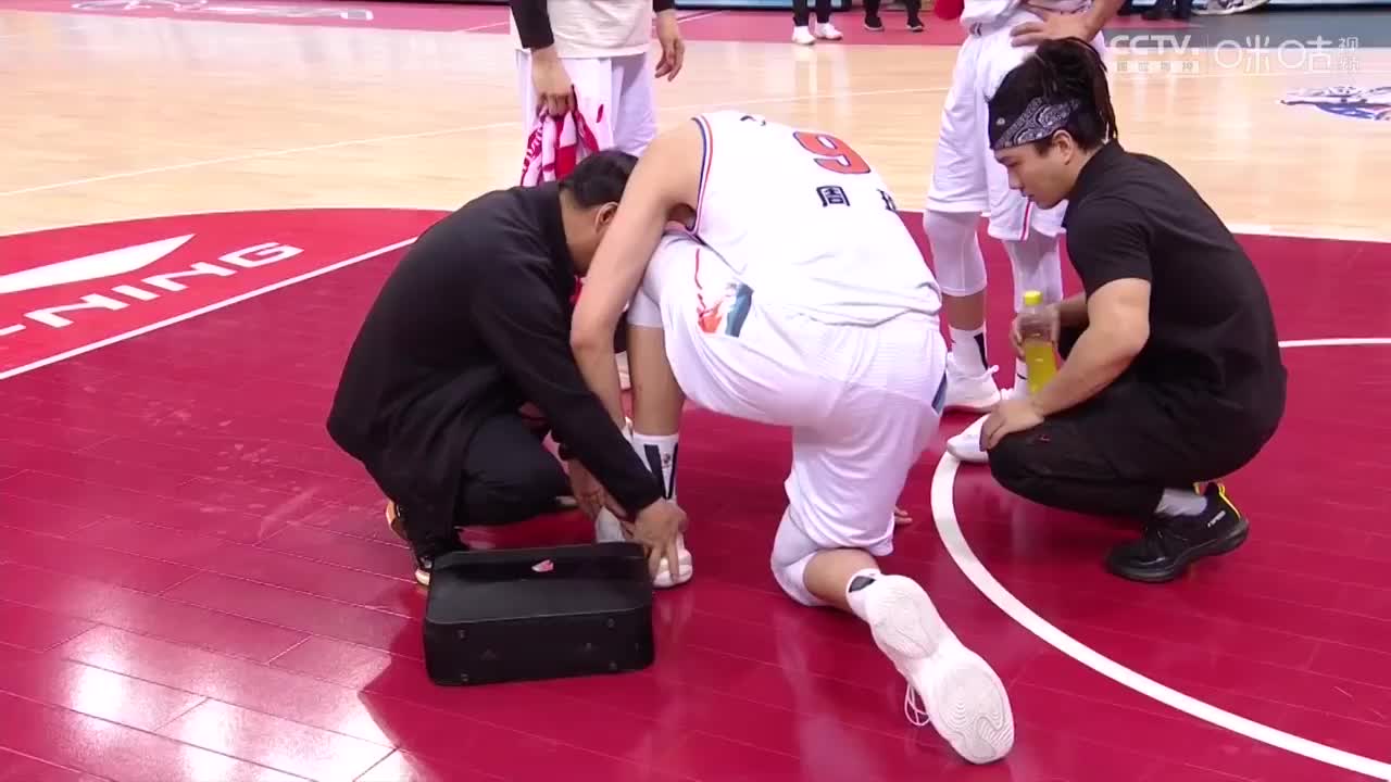 希望无碍！周琦无对抗受伤用手捂住跟腱 被搀扶退场