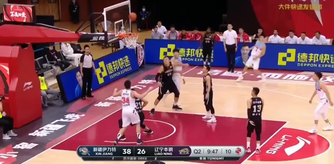 （郭艾伦打爆于德豪）郭艾伦反击2+1 从于德豪腿部跨过 引起新疆队员不满