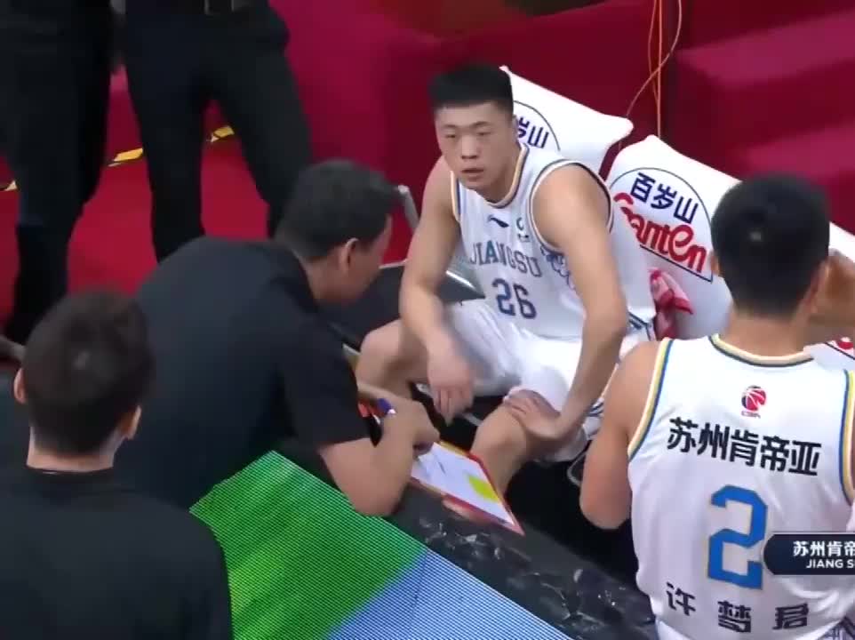 （李楠打球什么水平）李楠指导给队员们训话：打得死气沉沉的，抢个篮板球跳都不跳