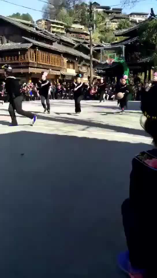 （欧洲步上篮教学视频）这位少数民族大姐的欧洲步上篮什么水平？