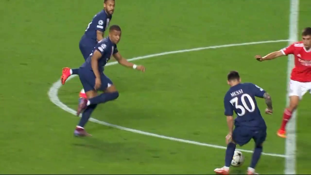 （西热力江去哪里了）不惧罚款？西热力江爆粗&脚踢广告牌宣泄情绪