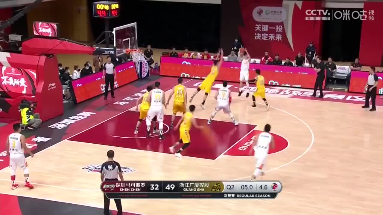 （球员时期的李春江）队员处理球太随意引李春江不满怒吼：往哪扔呢？