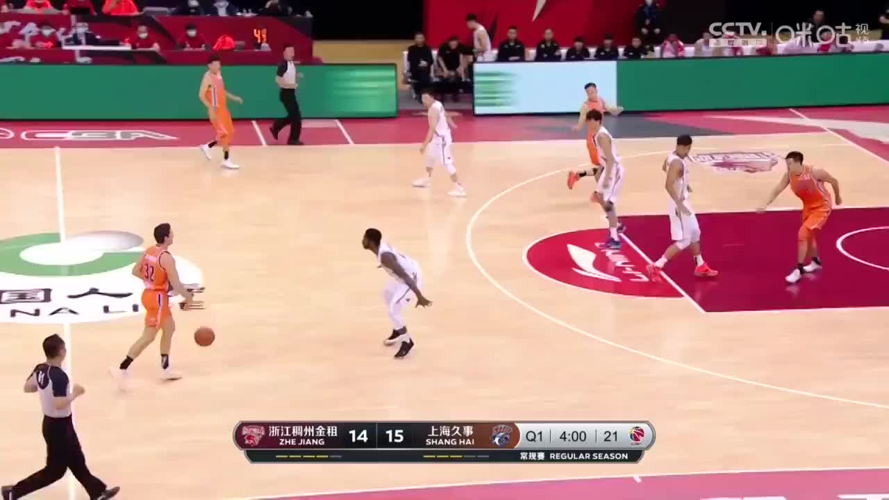 （弗雷戴特用球砸裁判）弗雷戴特被吹进攻犯规后朝裁判方向扔球 被吹技术犯规