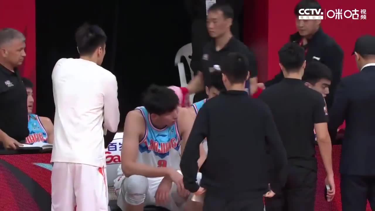 （周琦rap）周琦暂停时爆粗训话队友：蹦跶个xx啊 上来防一下