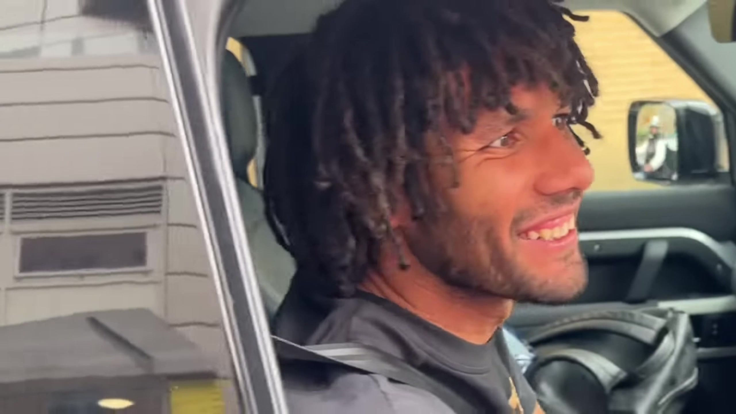 （老人投球视频）这姿势很标准！70岁大爷在球场上投篮