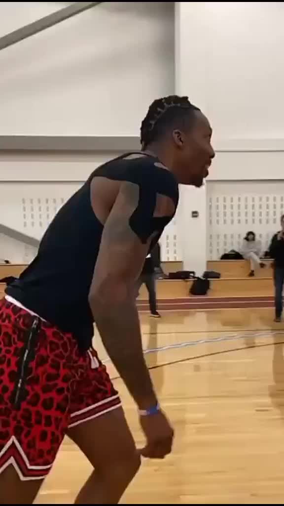 （霍华德 弹跳）这是啥身体啊！感受下35岁的霍华德恐怖的弹跳