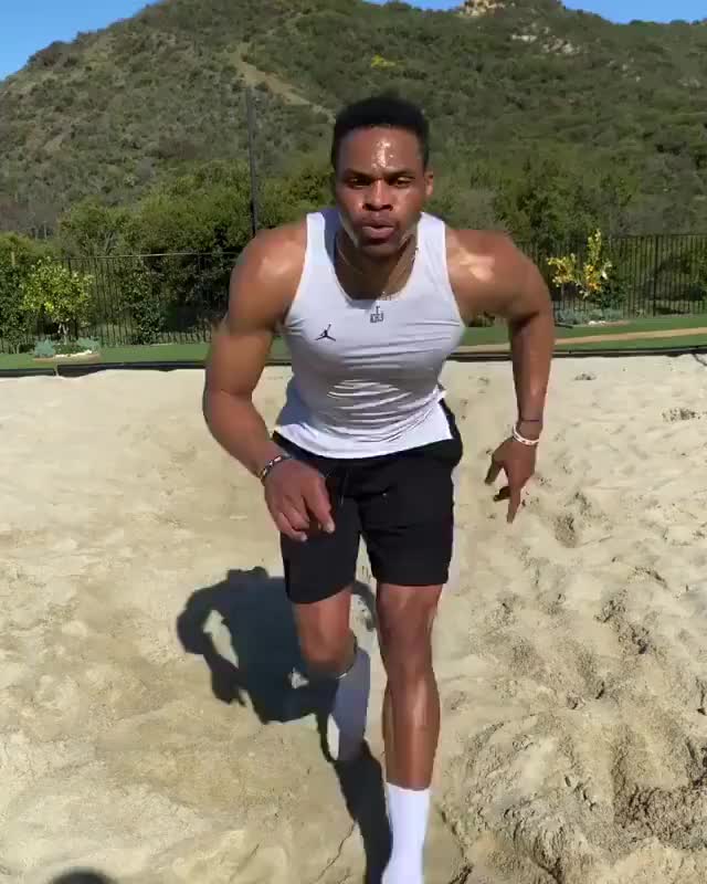 壮如牛的身材！威少在沙地训练移动敏捷性