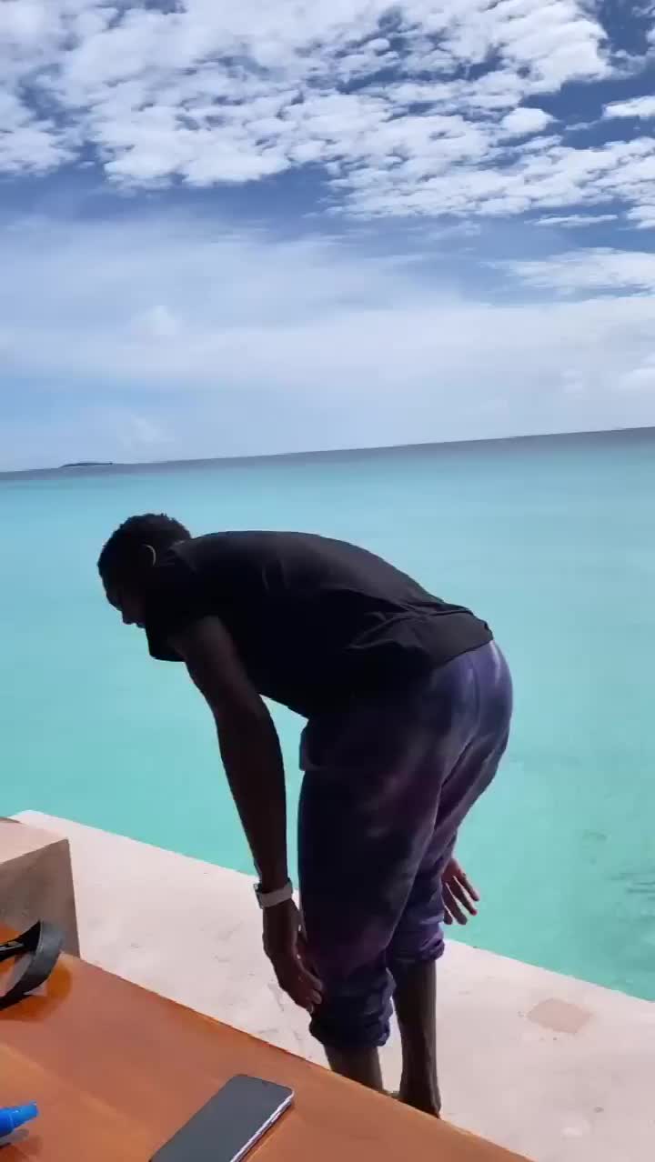 （倒立表演原理）隆指导：也没什么特别的才艺 就给大家表演一个倒立吧