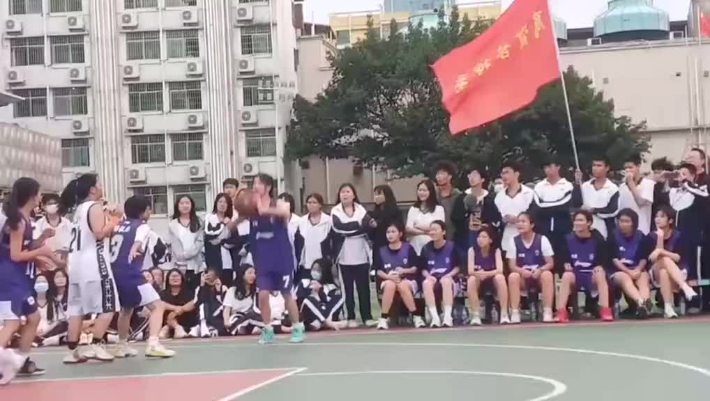 （打球的小姐姐）厉害了！这位小姐姐打球什么水平？
