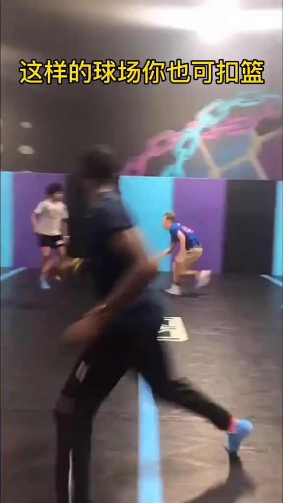 （在这样的场地打球 你也能成为扣篮王英语）在这样的场地打球 你也能成为扣篮王