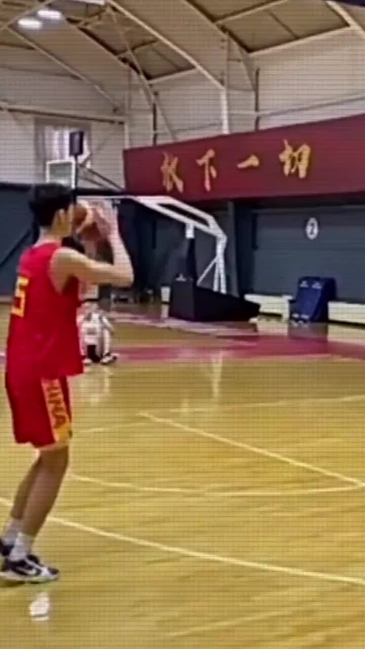 （曾凡博是首钢一队吗）惊呆队友！首钢U17小将曾凡博模仿阿隆-戈登扣篮