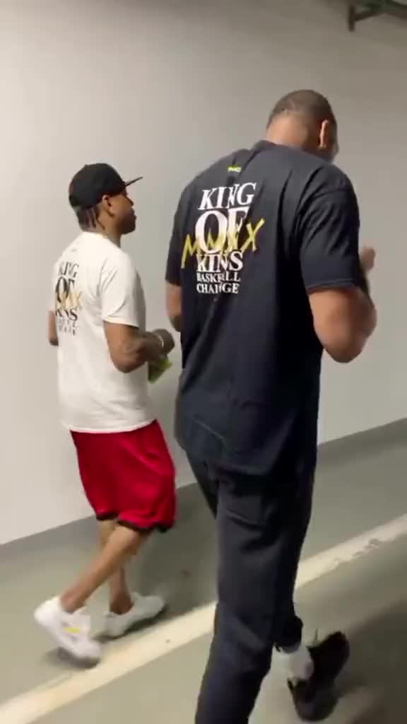 （艾弗森戏耍）艾弗森球迷社区自黑偶像这样说道：偶遇两街