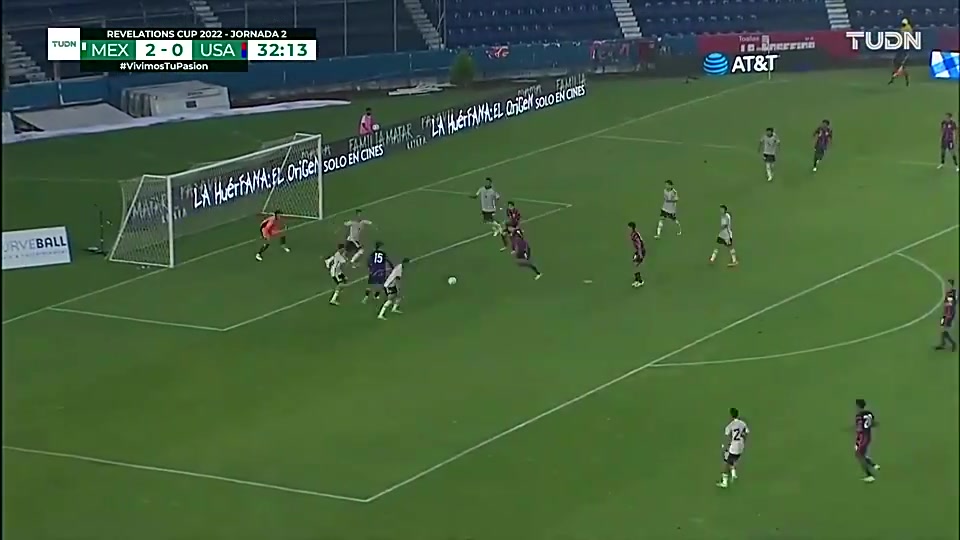 墨西哥后卫禁区内直接用手拿球被判点