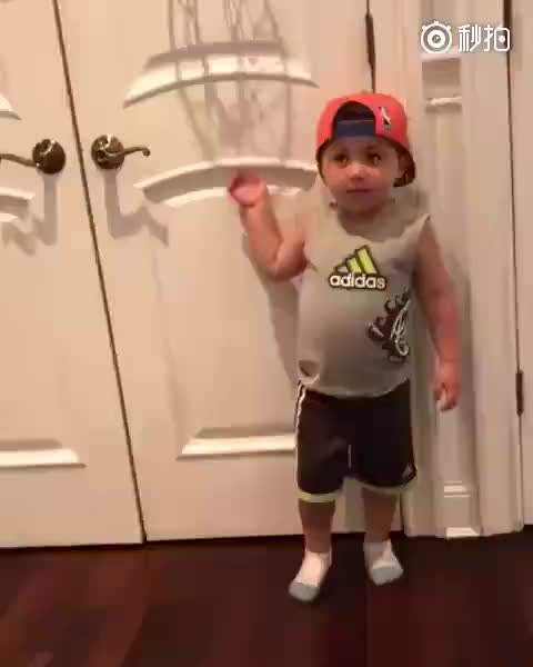 （小男孩模仿秀）学的有模有样！3岁小男孩模仿哈登、库里、詹姆斯、威少庆祝动作