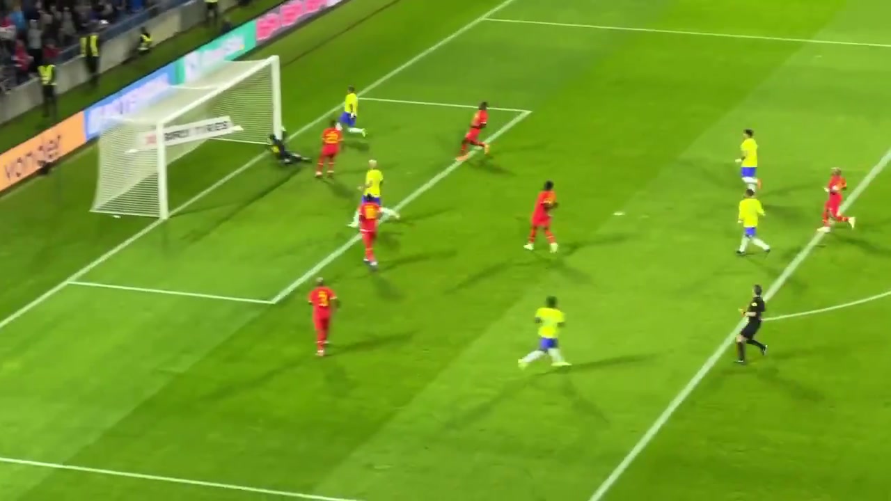 师承魔笛?维尼修斯vs加纳秀风骚外脚背传球