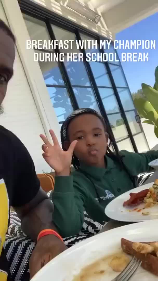 （詹姆斯和女儿训练）女儿奴上线了！詹姆斯晒和女儿Zhuri一起玩耍的视频