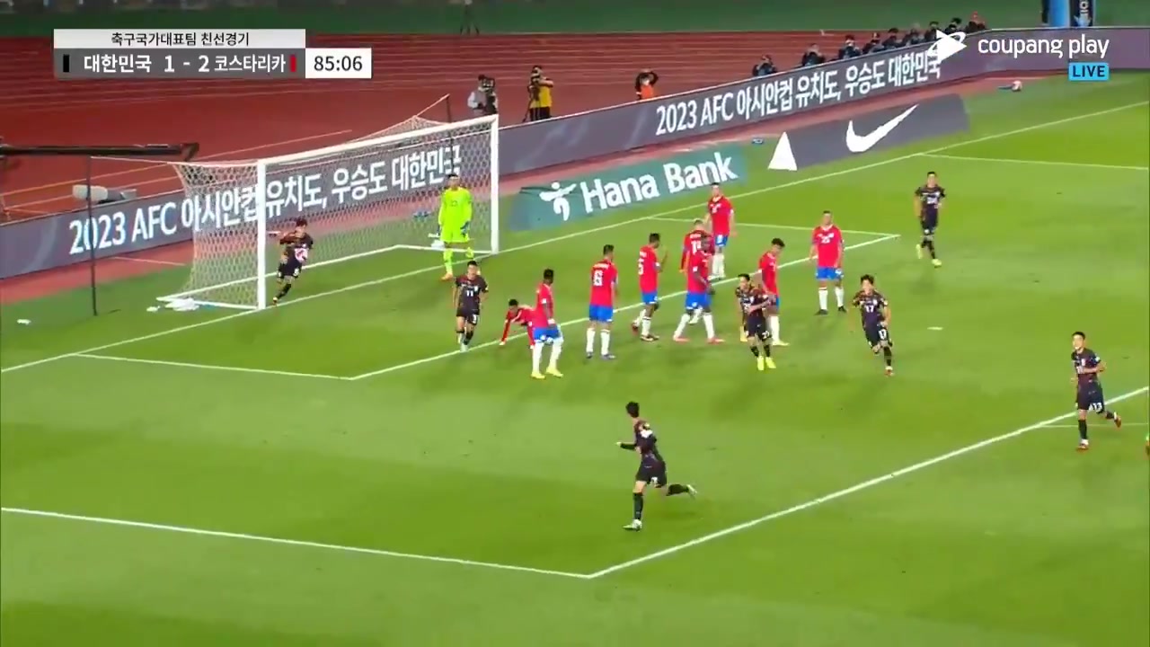 孙兴慜任意球划出美丽弧线,直挂死角破门(孙兴慜球品)