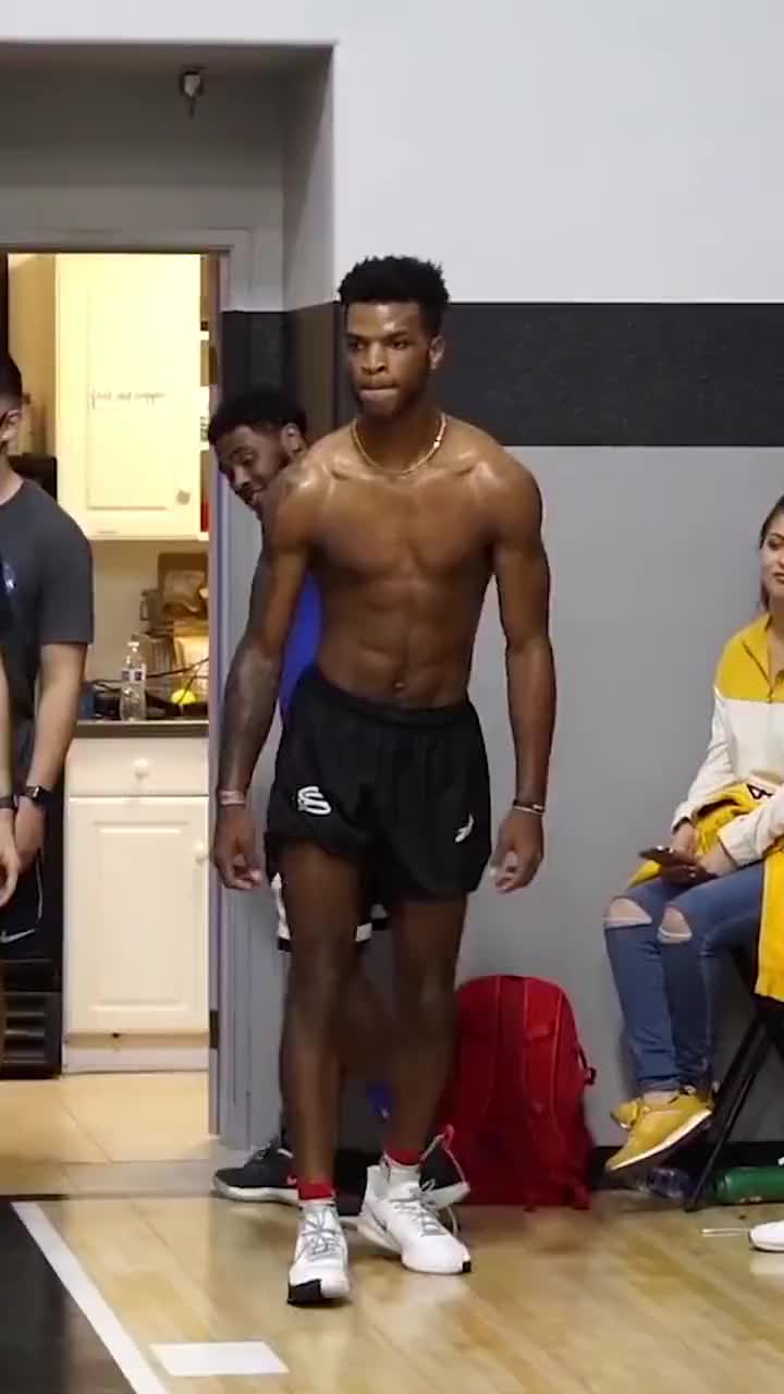 （小伙弹跳力惊人）小伙这弹跳真是吓人 下巴超过篮筐！