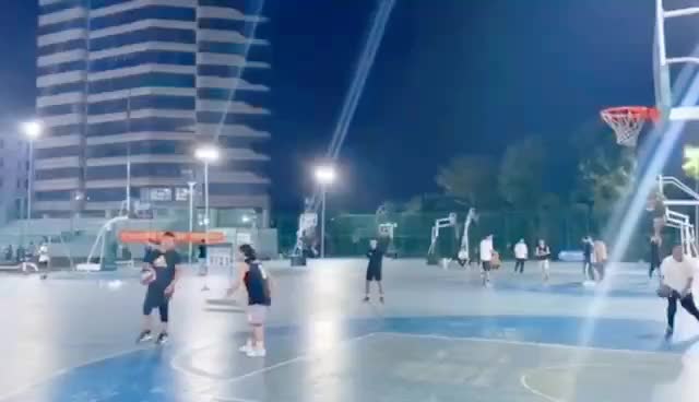 （都是狠人!是这样跟妹纸打球的吗）都是狠人！是这样跟妹纸打球的吗？