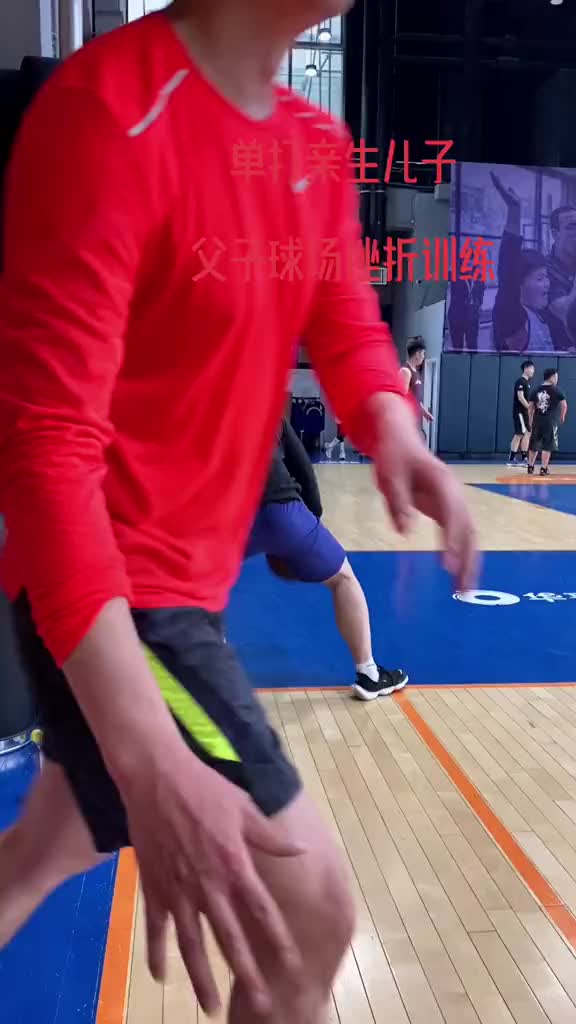 （爸爸打儿子知乎）果然是亲生的！爸爸凶猛单打儿子