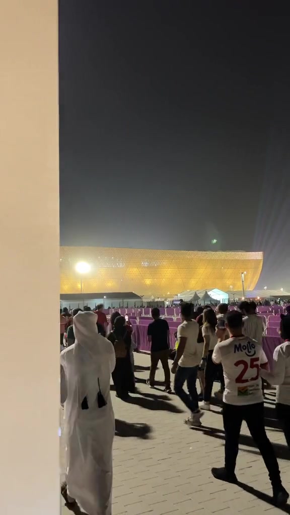 一起去现场吧!从地铁站出来就是卢塞尔球场和难以置信的氛围