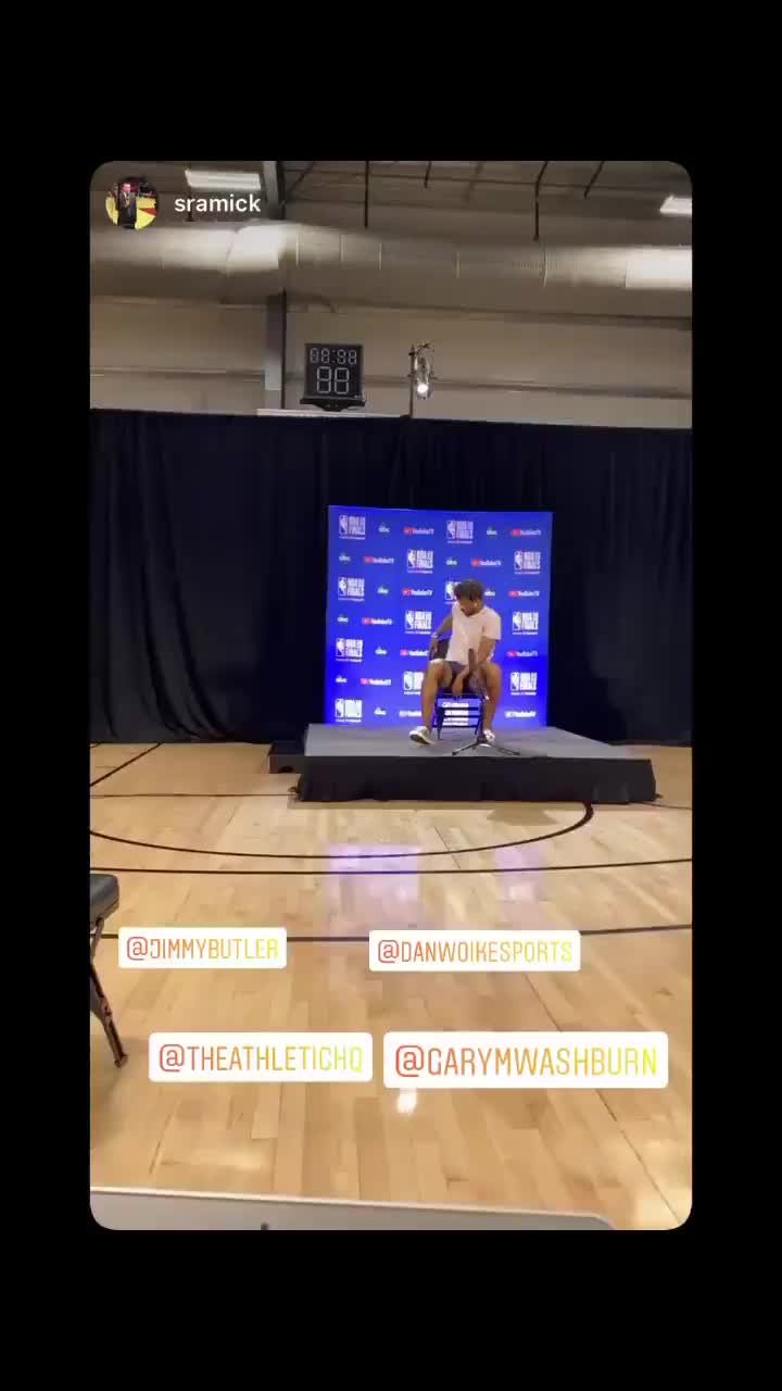 （巴特勒是不是受伤了）强硬！巴特勒一瘸一拐走回更衣室 G1时脚踝曾受伤