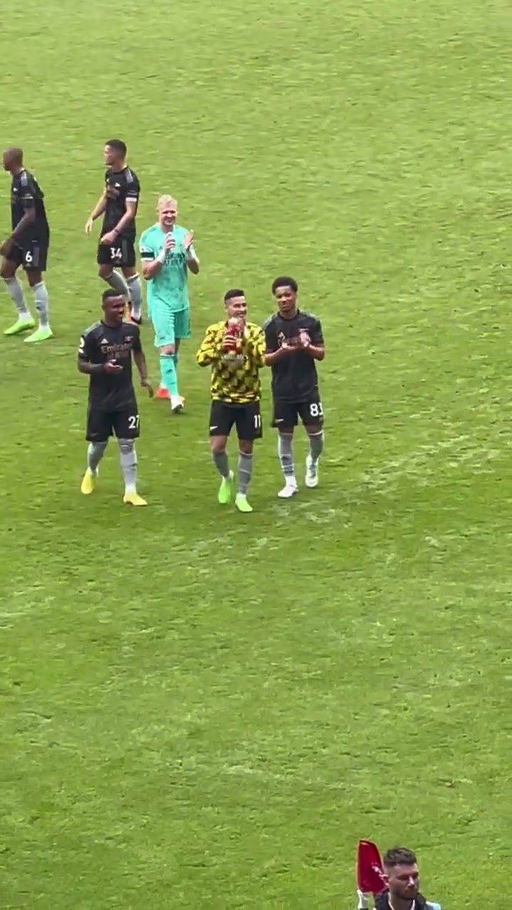 (奥胖扣篮视频)奥胖韩国行扣篮曾险些扣倒篮架 引俩女艺人惊叹!