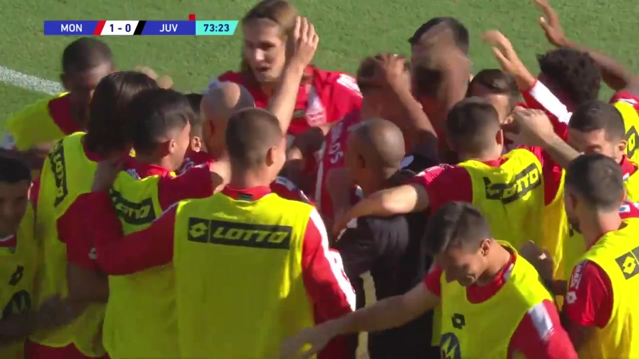 (库里小库里)库里开心地大呼小叫 在一旁的小卡一脸懵逼,不知所措!