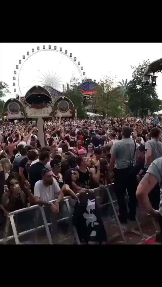 (奥尼尔蹦迪视频)绝对焦点!奥尼尔在一群人中带头蹦迪