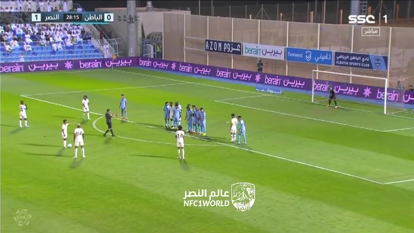 （蓝衣小哥npc）视野不错！蓝衣小哥这球传的有两下子！