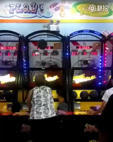 （投篮机老大爷）库里看完会沉默！老奶奶这投篮机水平能秒杀多少精神小伙？