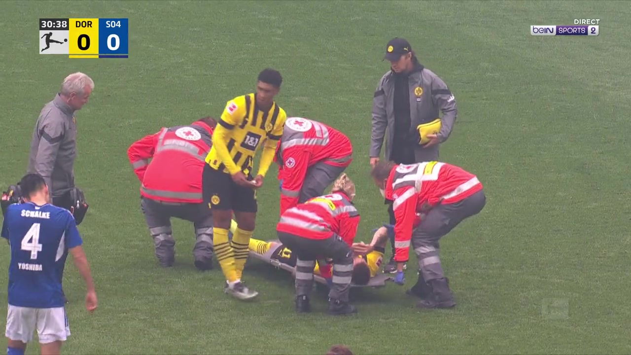 罗伊斯扭伤倒地后表情非常痛苦，被担架抬下