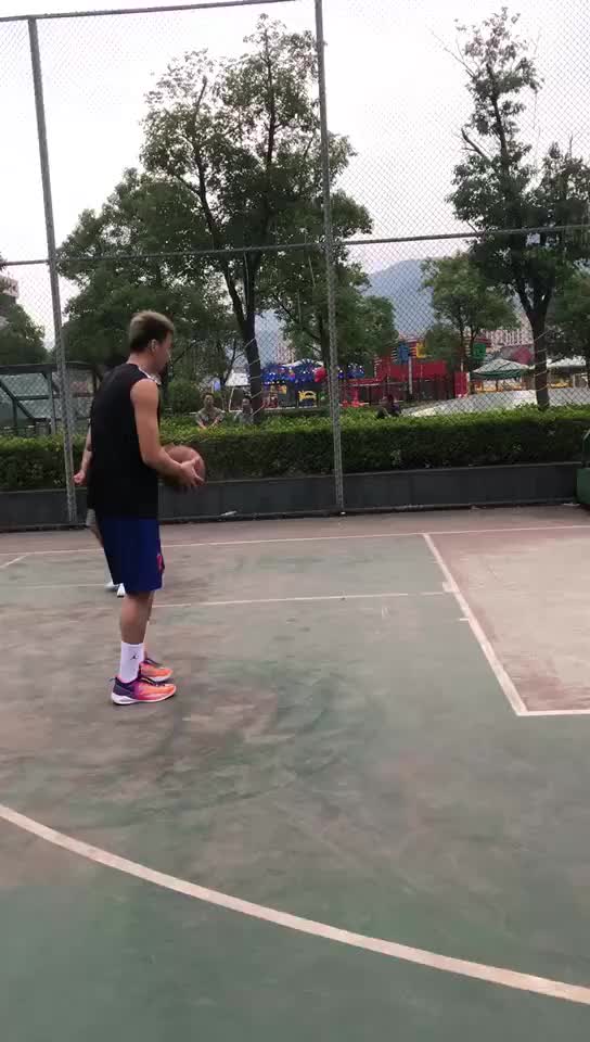 （小伙扣篮发生意外）小伙这扣在NBA扣篮大赛上能拿满分不？