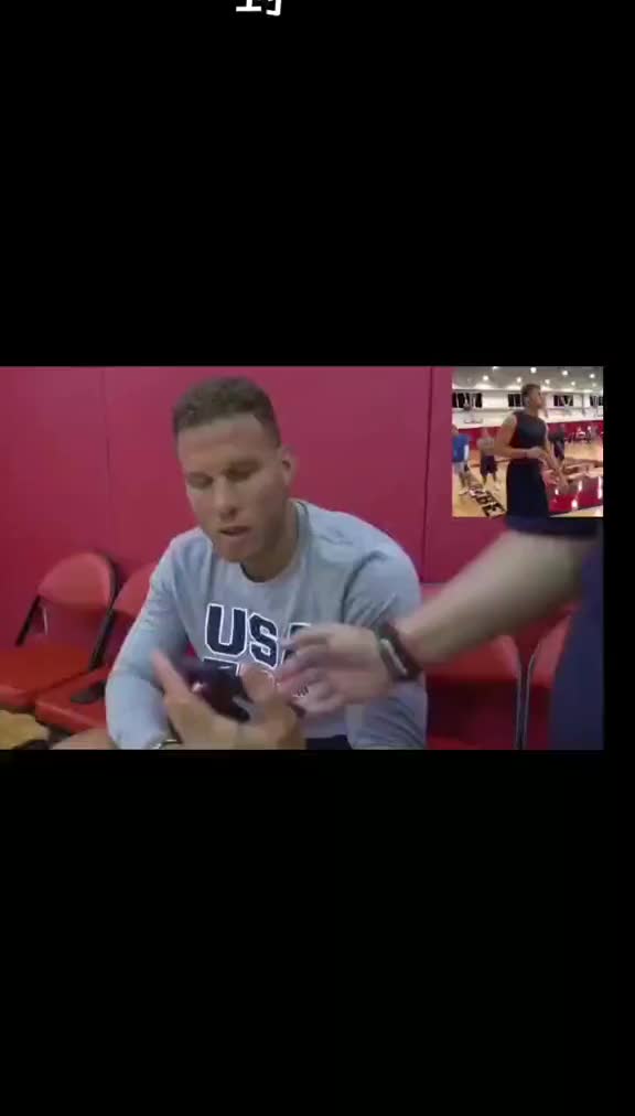 (水拉拉塞尔)水拉&布克憨憨!格里芬回看后辈围观当年自己扣篮视频