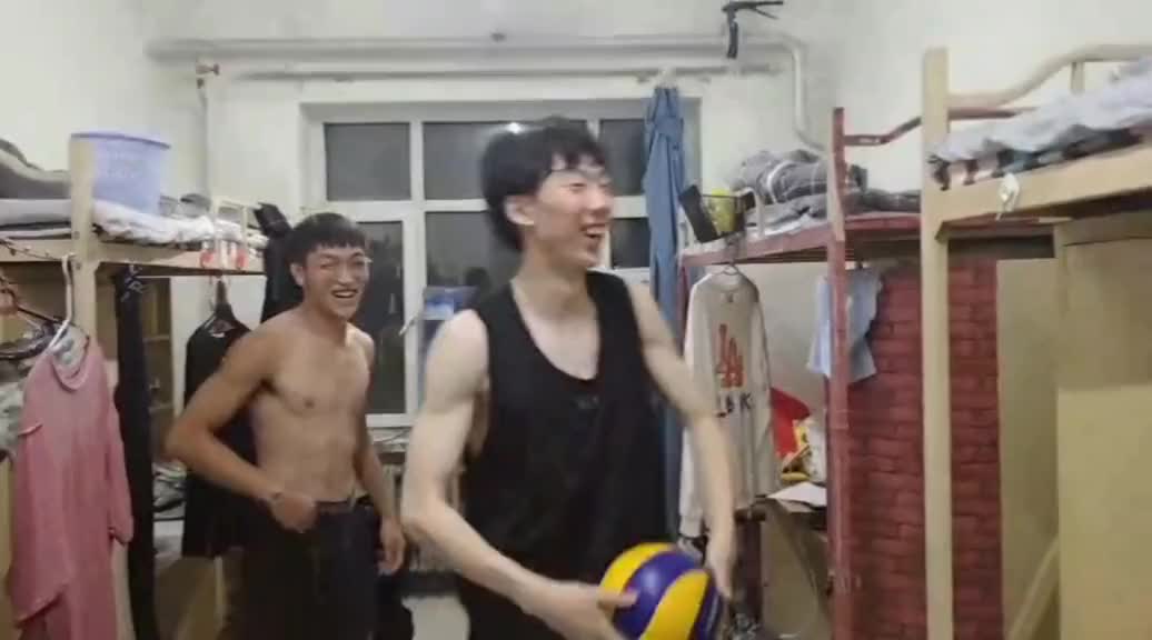 （周琦原帅）还真像！这位小哥是低配版周琦？