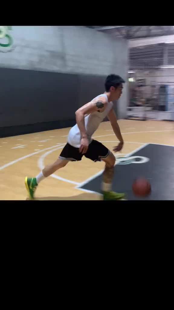 （模仿黑子的篮球的视频）妙啊！小伙子模仿黑子篮球的一记神级上篮